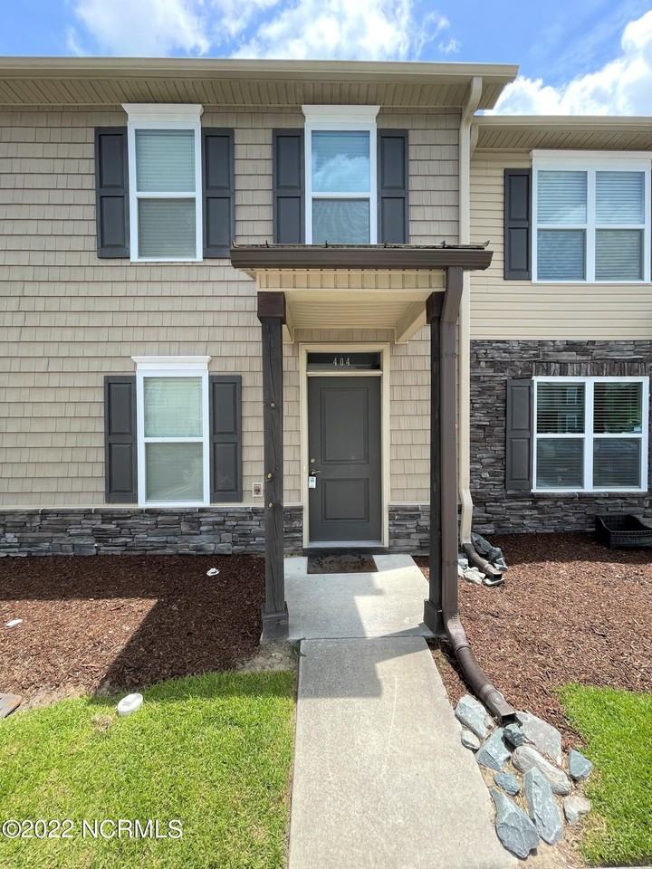 404 Sullivan Loop Rd - Photo 2 of 15