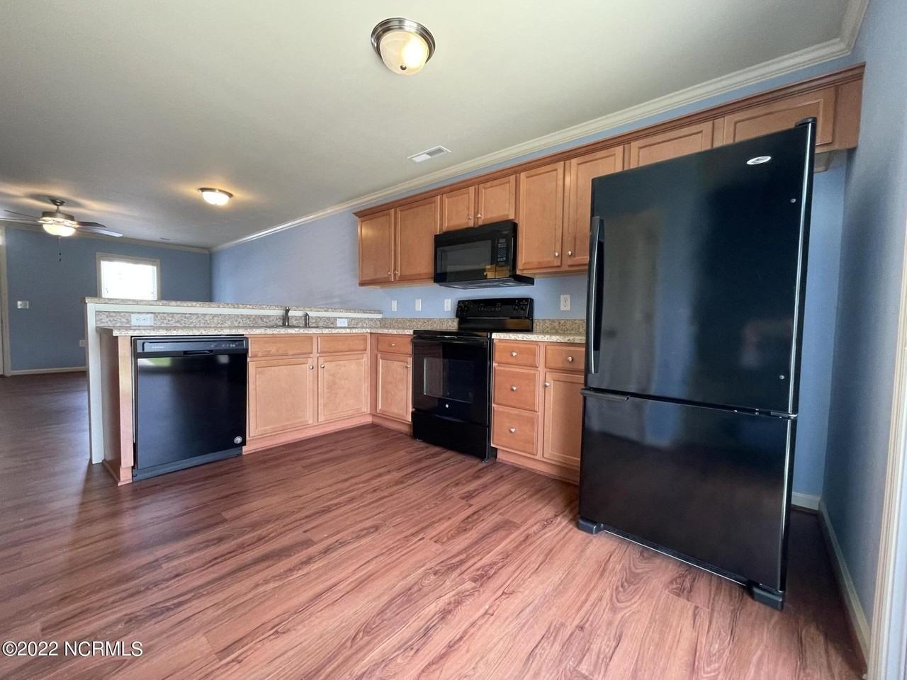 404 Sullivan Loop Rd - Photo 3 of 15