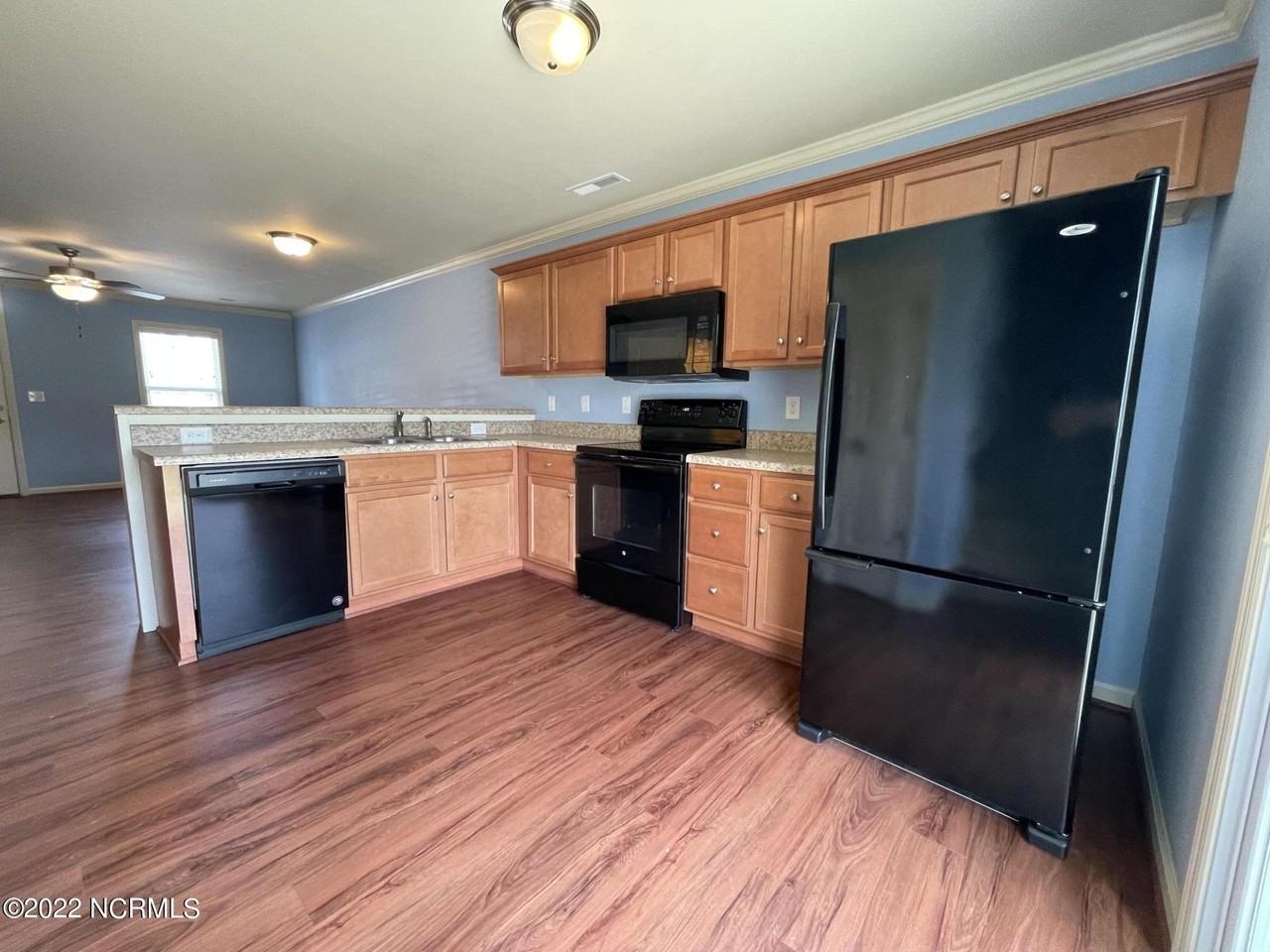 404 Sullivan Loop Rd - Photo 5 of 15