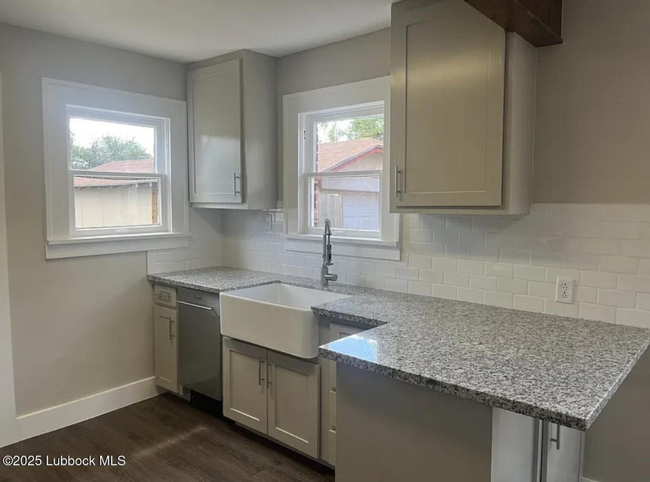 2109 27th St - Photo 2 of 17