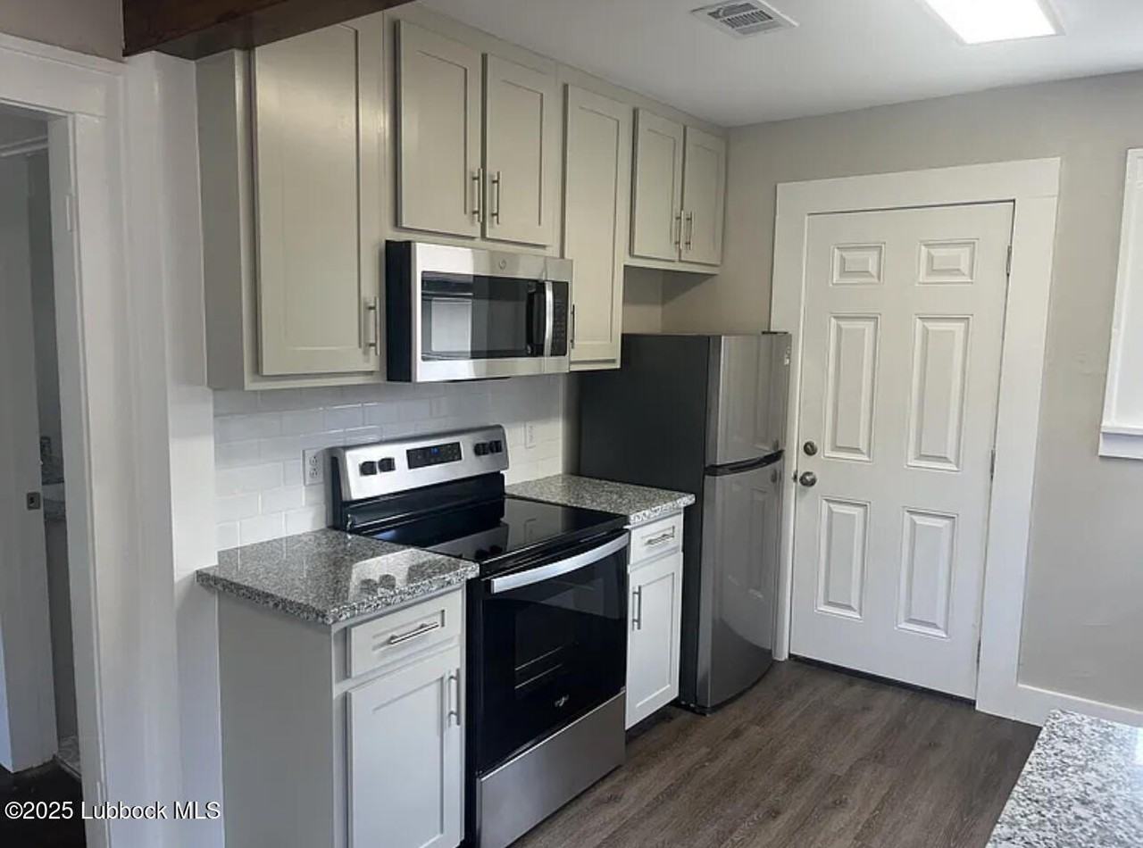 2109 27th St - Photo 3 of 17