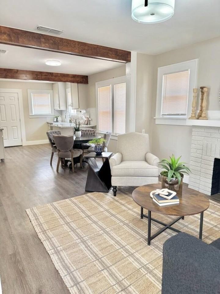 2109 27th St - Photo 4 of 17