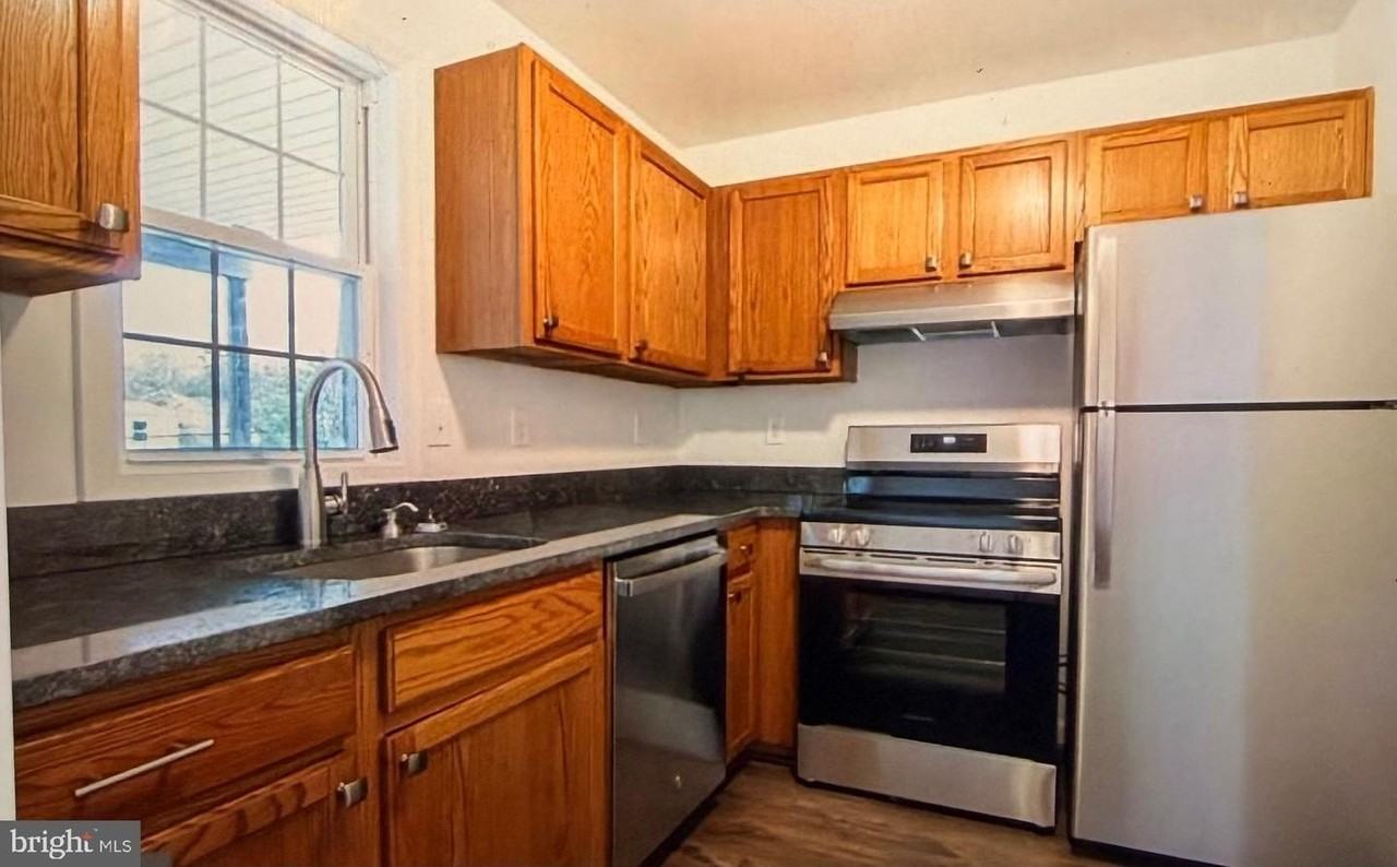 916 Harwood Rd - Photo 2 of 14