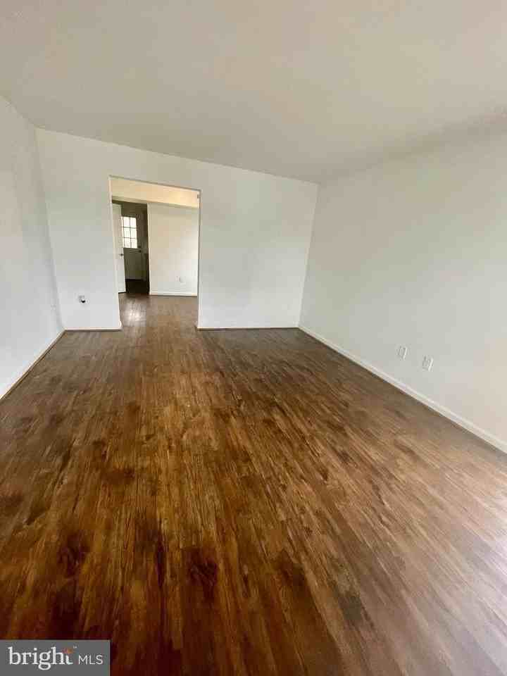 916 Harwood Rd - Photo 4 of 14