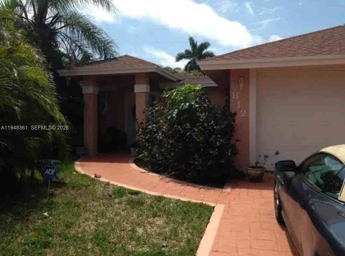 812 Se 14th Ct - Photo 2 of 34