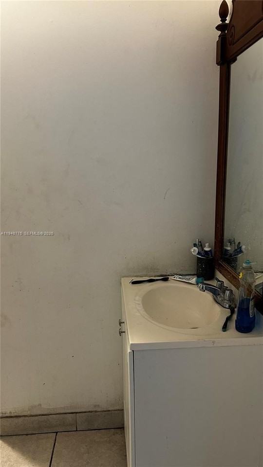 4548 Sw 33rd Ave - Photo 7 of 10