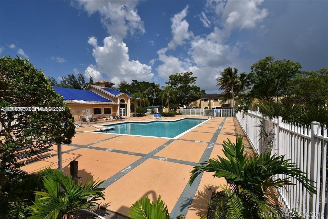 400 Palm Cir W #304 - Photo 2 of 14