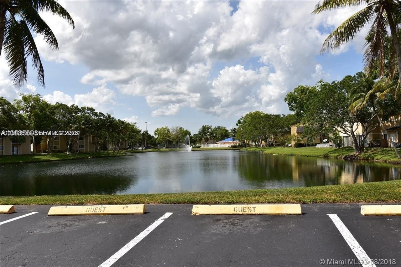 400 Palm Cir W #304 - Photo 4 of 14