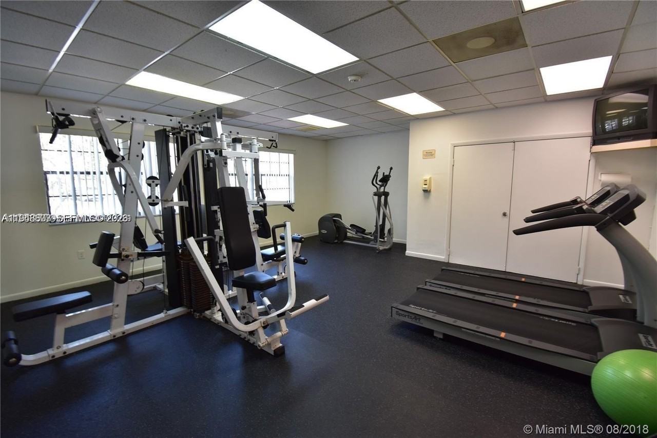 400 Palm Cir W #304 - Photo 5 of 14