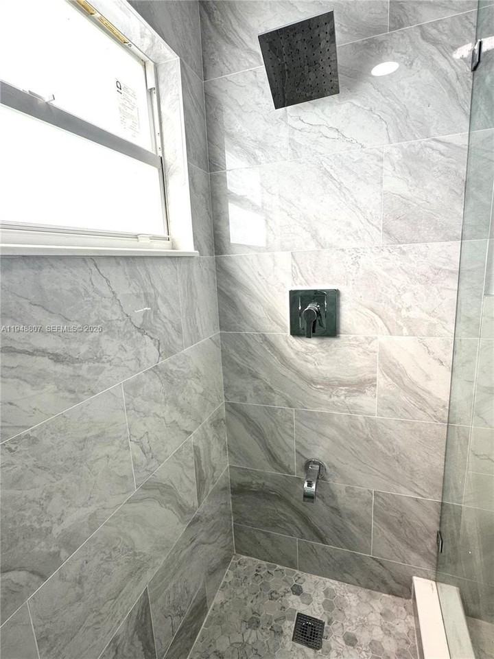 2710 N 72nd Ave #B - Photo 5 of 11