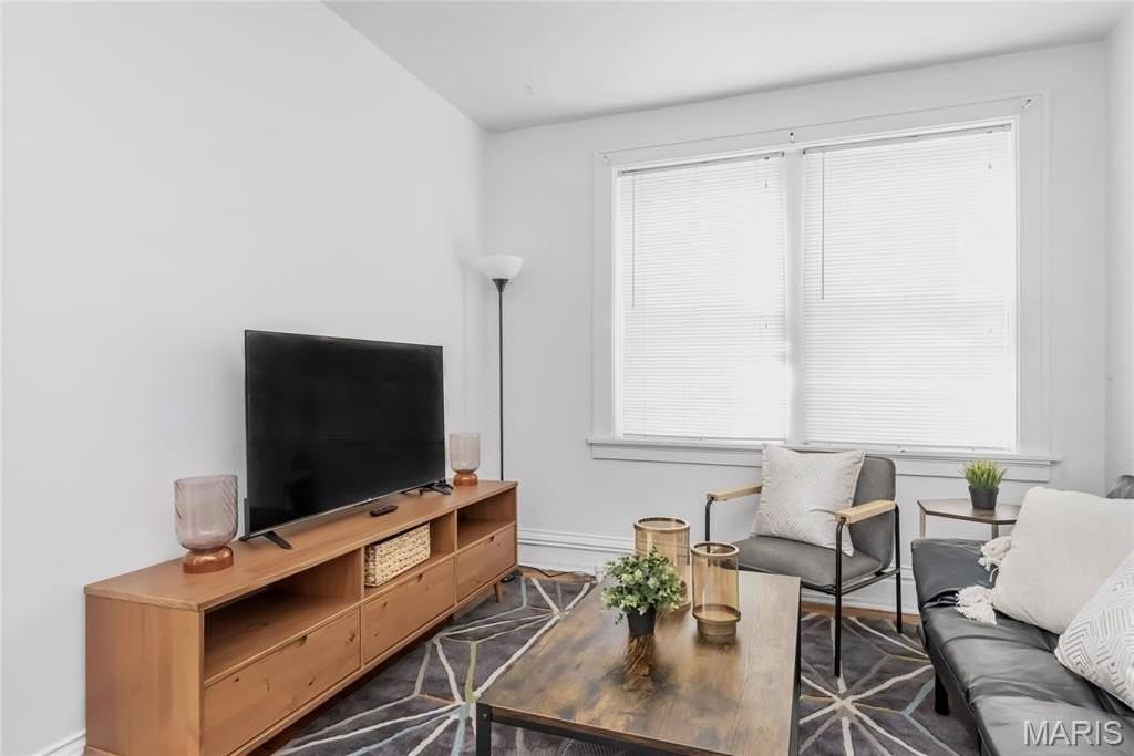 738 De Mun Ave - Photo 3 of 15