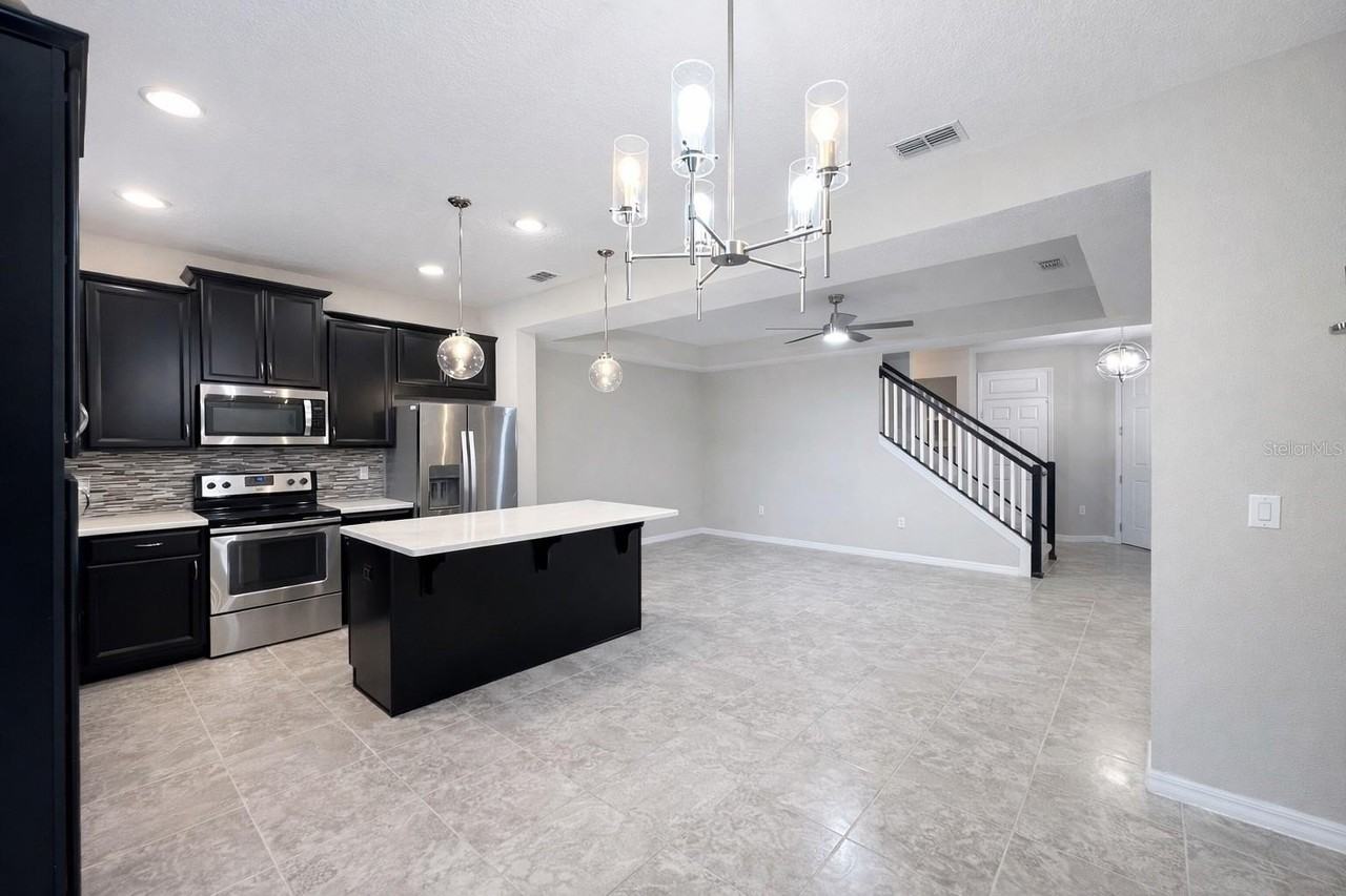 3749 Brighton Park Cir - Photo 5 of 26