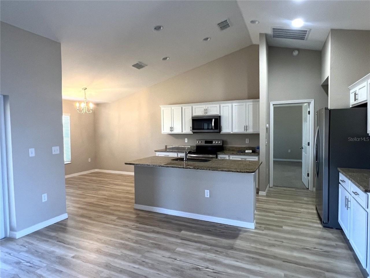 6715 Sw 64th Ave - Photo 7 of 29