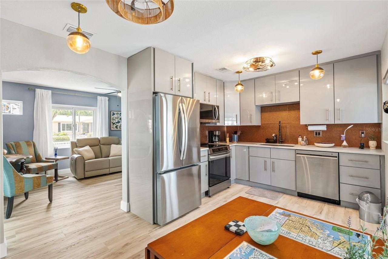 2800 Tifton St S - Photo 4 of 50