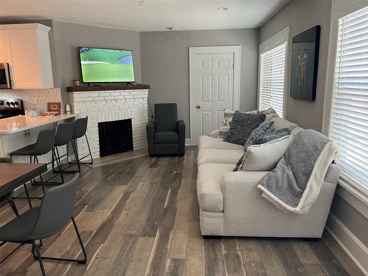 1137 Highland St S - Photo 3 of 37