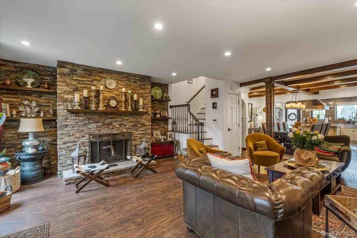 6848 Fleet St - Photo 4 of 25