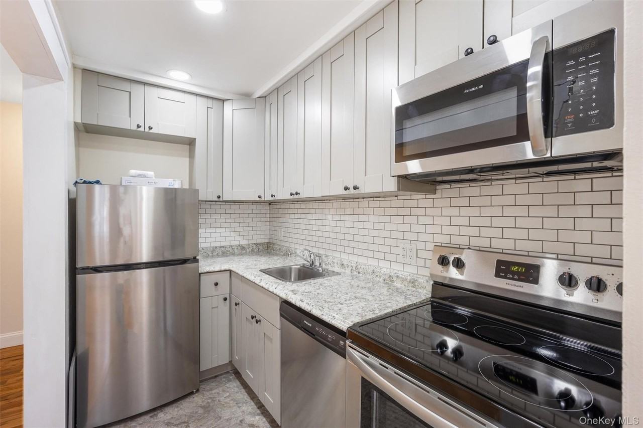 34 Manor Dr Unit 34 #34 - Photo 3 of 10