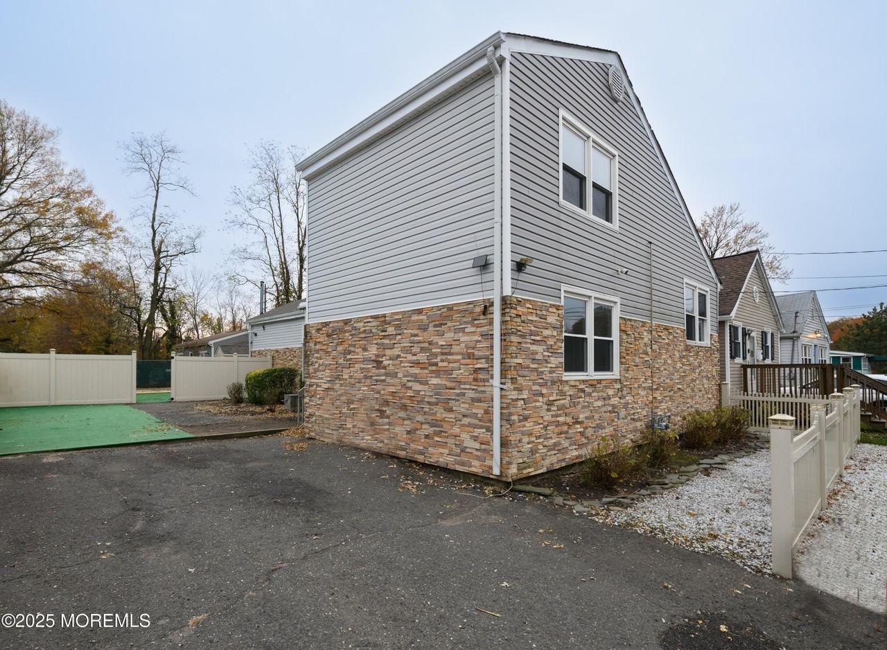 136 7th St - Photo 3 of 29