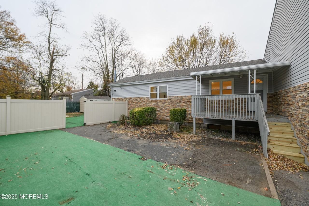 136 7th St - Photo 4 of 29