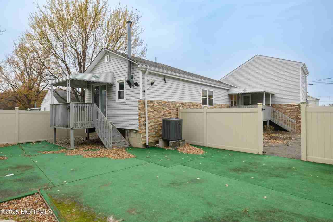 136 7th St - Photo 6 of 29