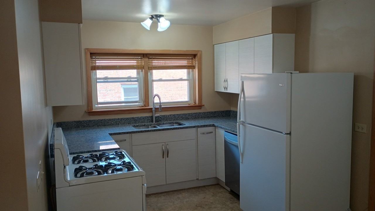 4950 Greenwood St Apt 3e #3E - Photo 2 of 19