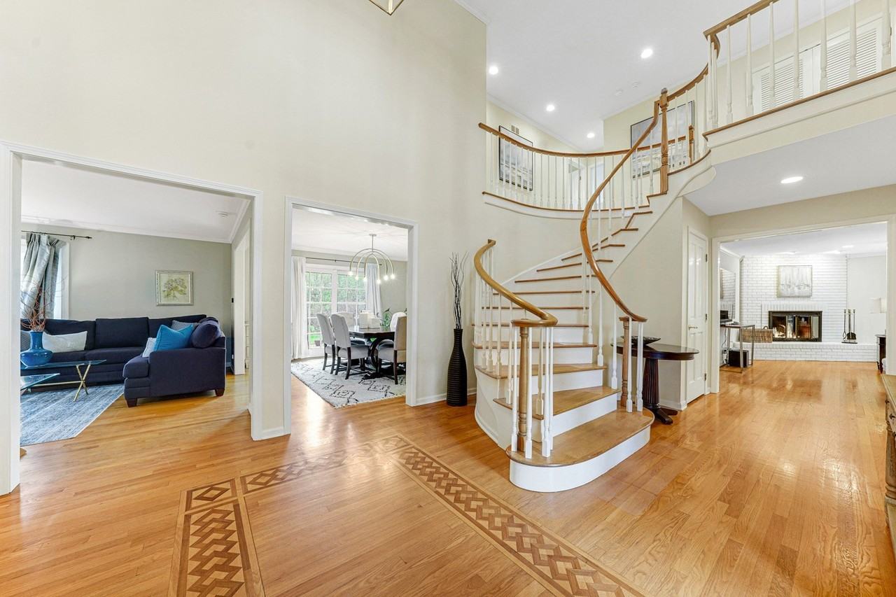 390 S Basswood Rd - Photo 2 of 24