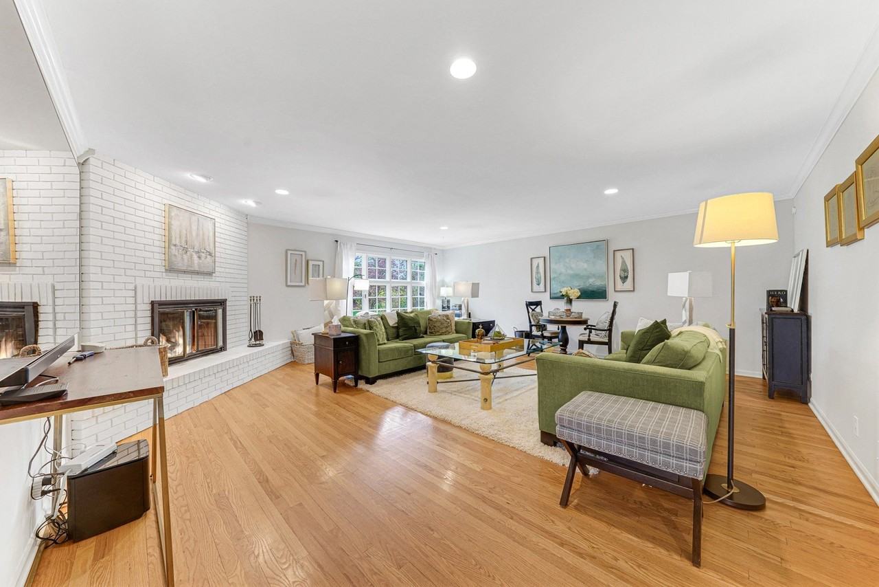 390 S Basswood Rd - Photo 3 of 24