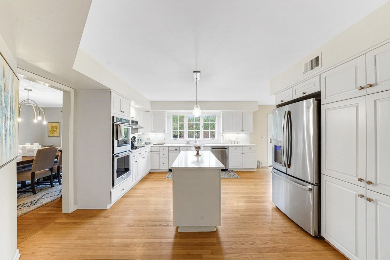 390 S Basswood Rd - Photo 4 of 24