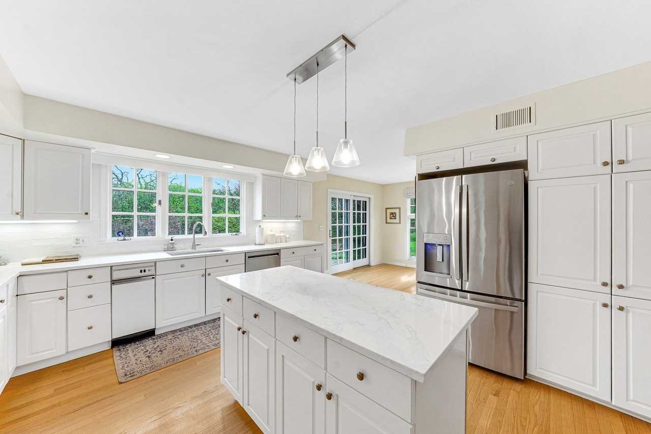 390 S Basswood Rd - Photo 5 of 24