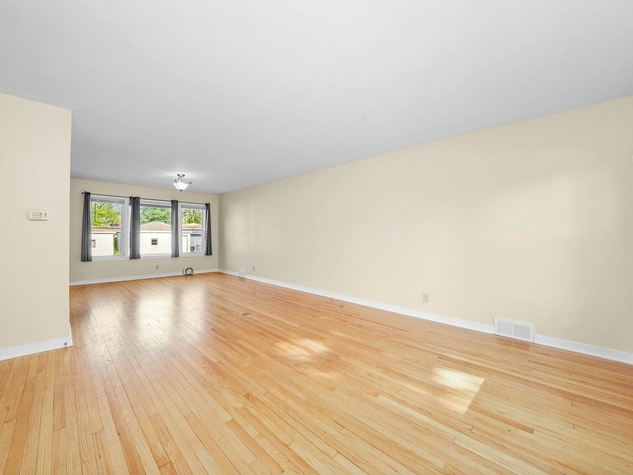 7754 S Yates Blvd - Photo 4 of 32