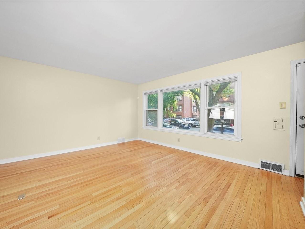 7754 S Yates Blvd - Photo 6 of 32