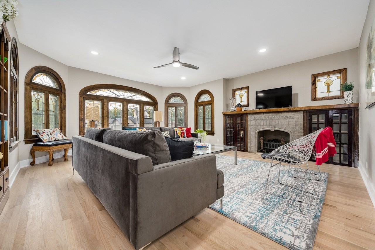 6739 N Rockwell St - Photo 5 of 25