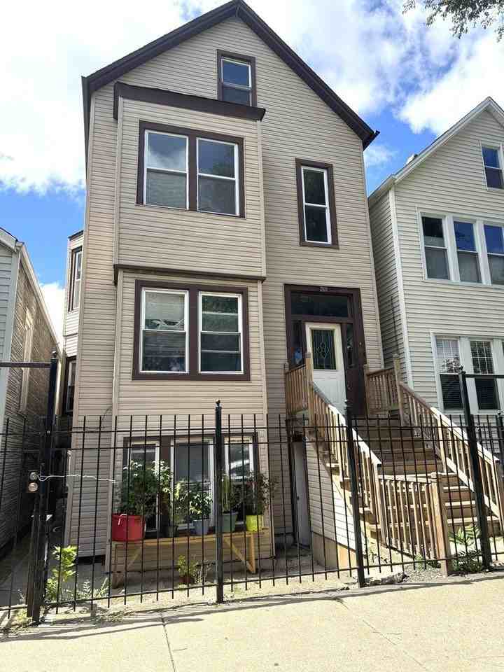 1632 N Fairfield Ave Apt 2 #2 - Photo 2 of 11