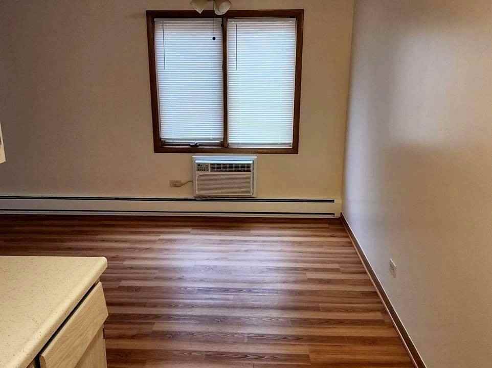 10431 S Keating Ave Apt 4 #4 - Photo 6 of 12