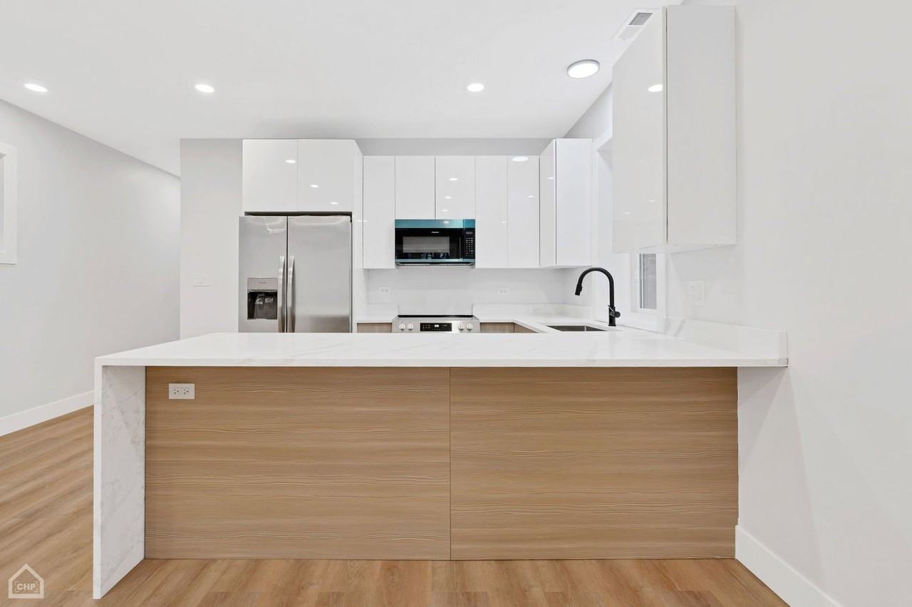 2132 S Fairfield Ave Apt 1 #1 - Photo 5 of 7