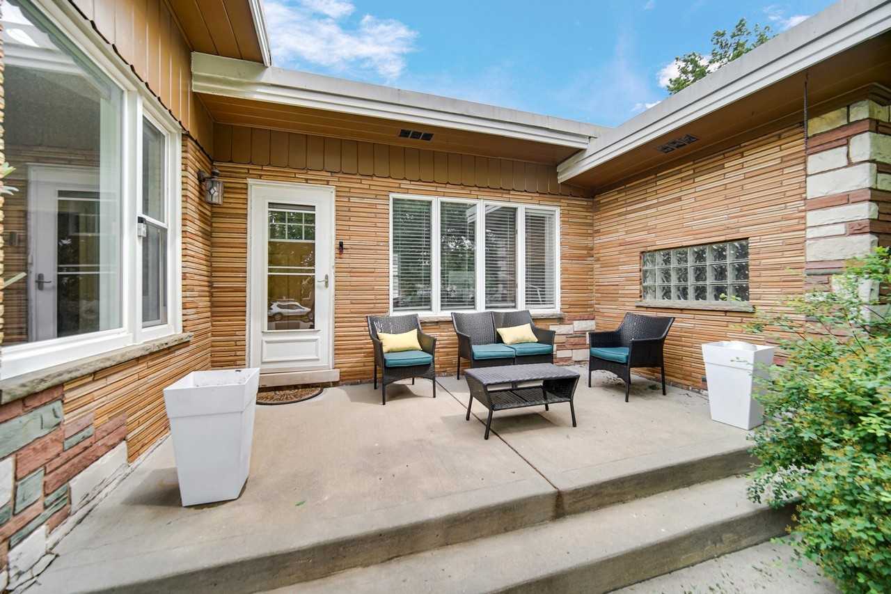 9157 S Avers Ave - Photo 2 of 24