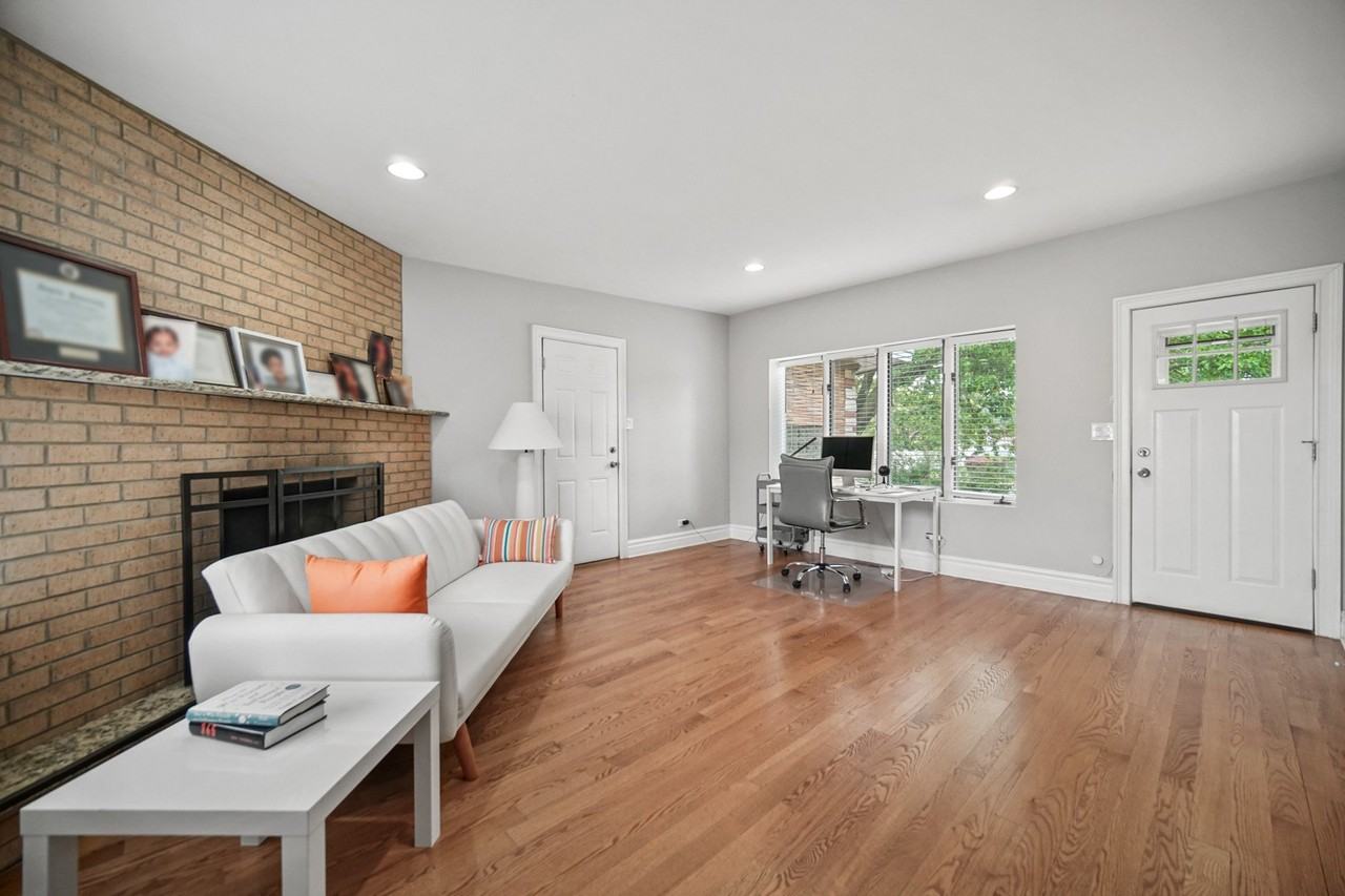 9157 S Avers Ave - Photo 4 of 24