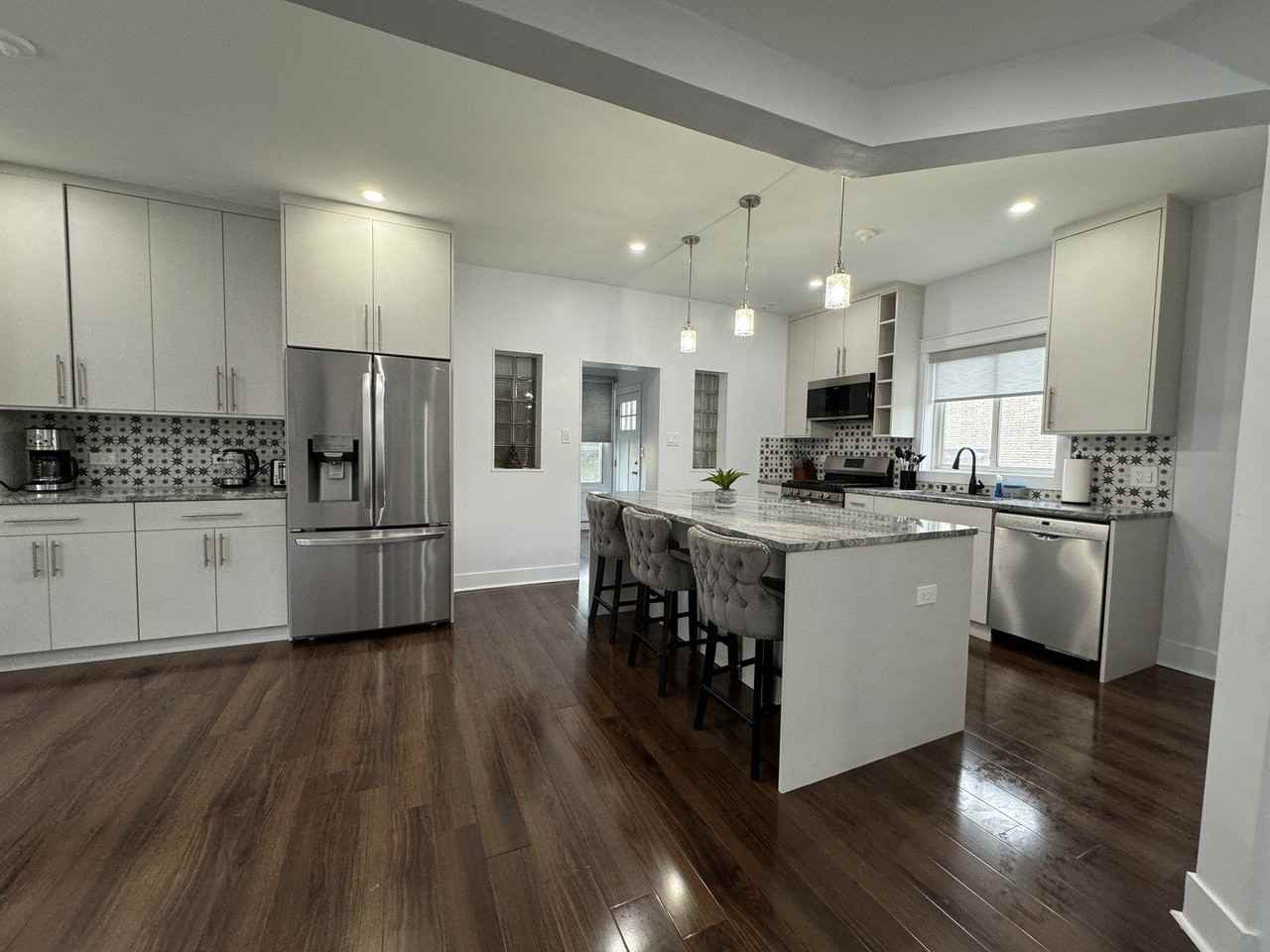 7109 N Keeler Ave - Photo 4 of 28