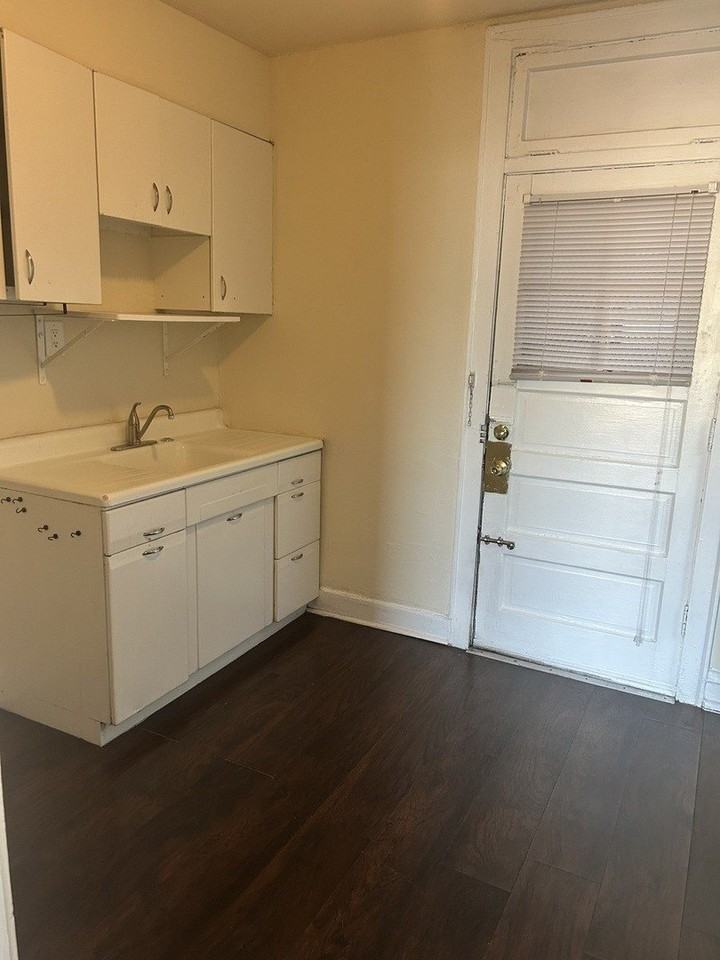 5427 W Montrose Ave Apt 1 #1 - Photo 2 of 13