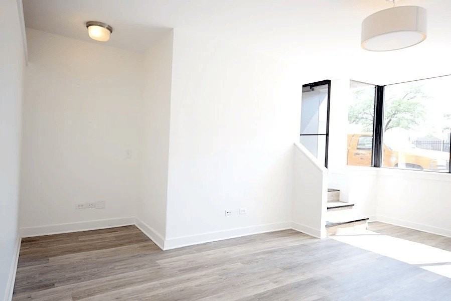 946 W Montrose Ave Unit 946 #946 - Photo 4 of 11