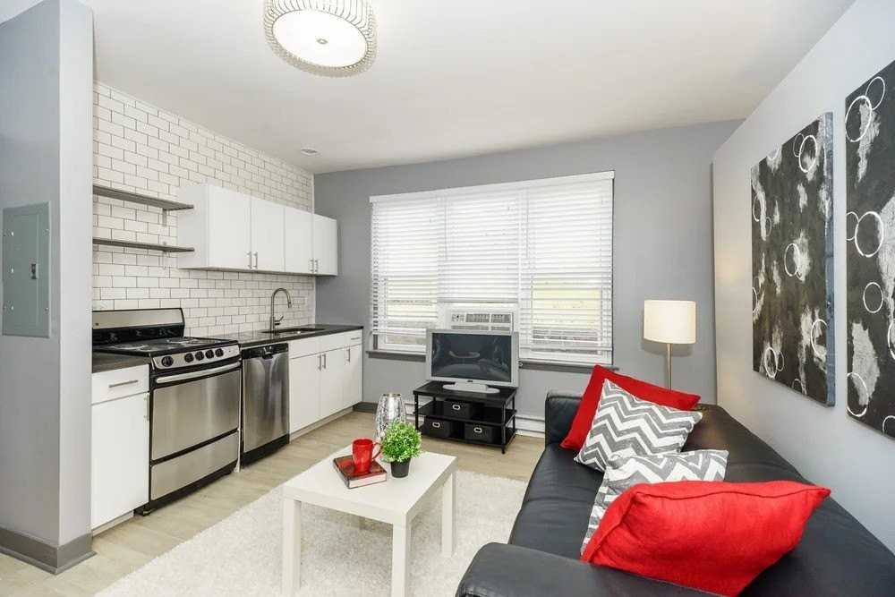 944 W Montrose Ave Apt 103 #103 - Photo 5 of 9