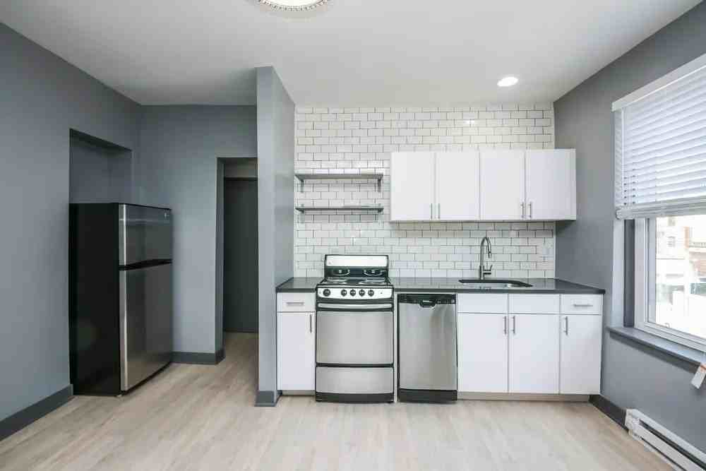 944 W Montrose Ave Apt 103 #103 - Photo 6 of 9