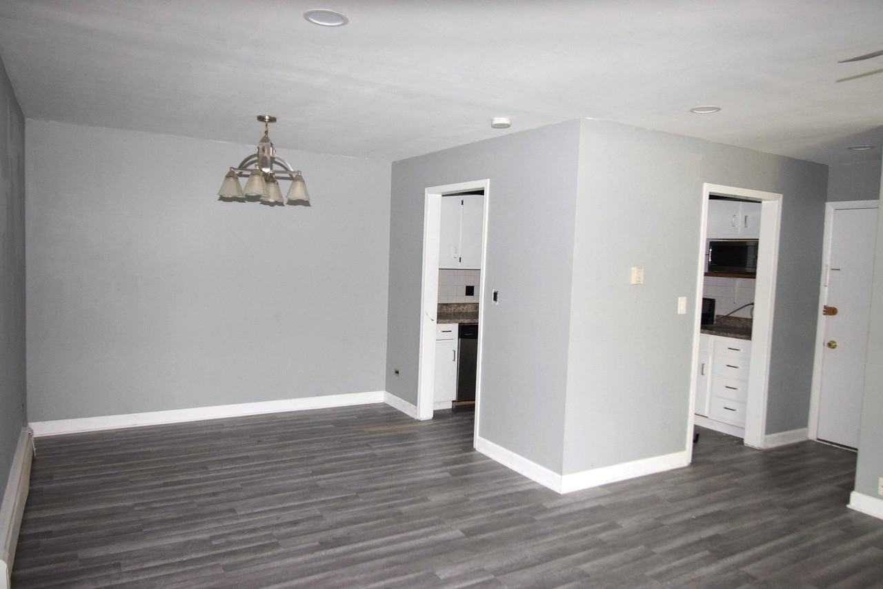 9S120 Lake Dr Apt 201 #201 - Photo 4 of 17