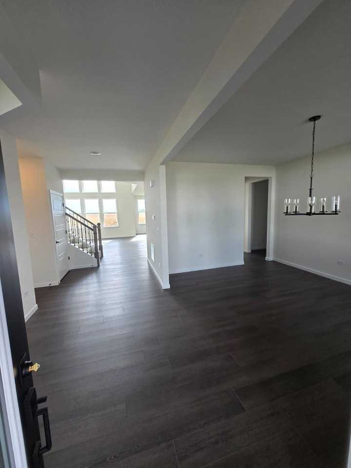 1979 Norwich Ln - Photo 2 of 40