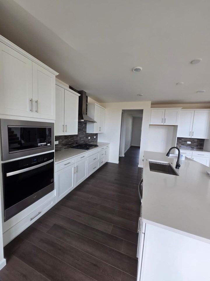 1979 Norwich Ln - Photo 4 of 40