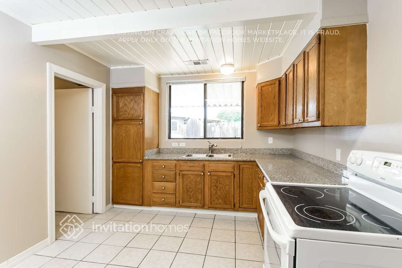 321 Brennan Ct - Photo 4 of 18