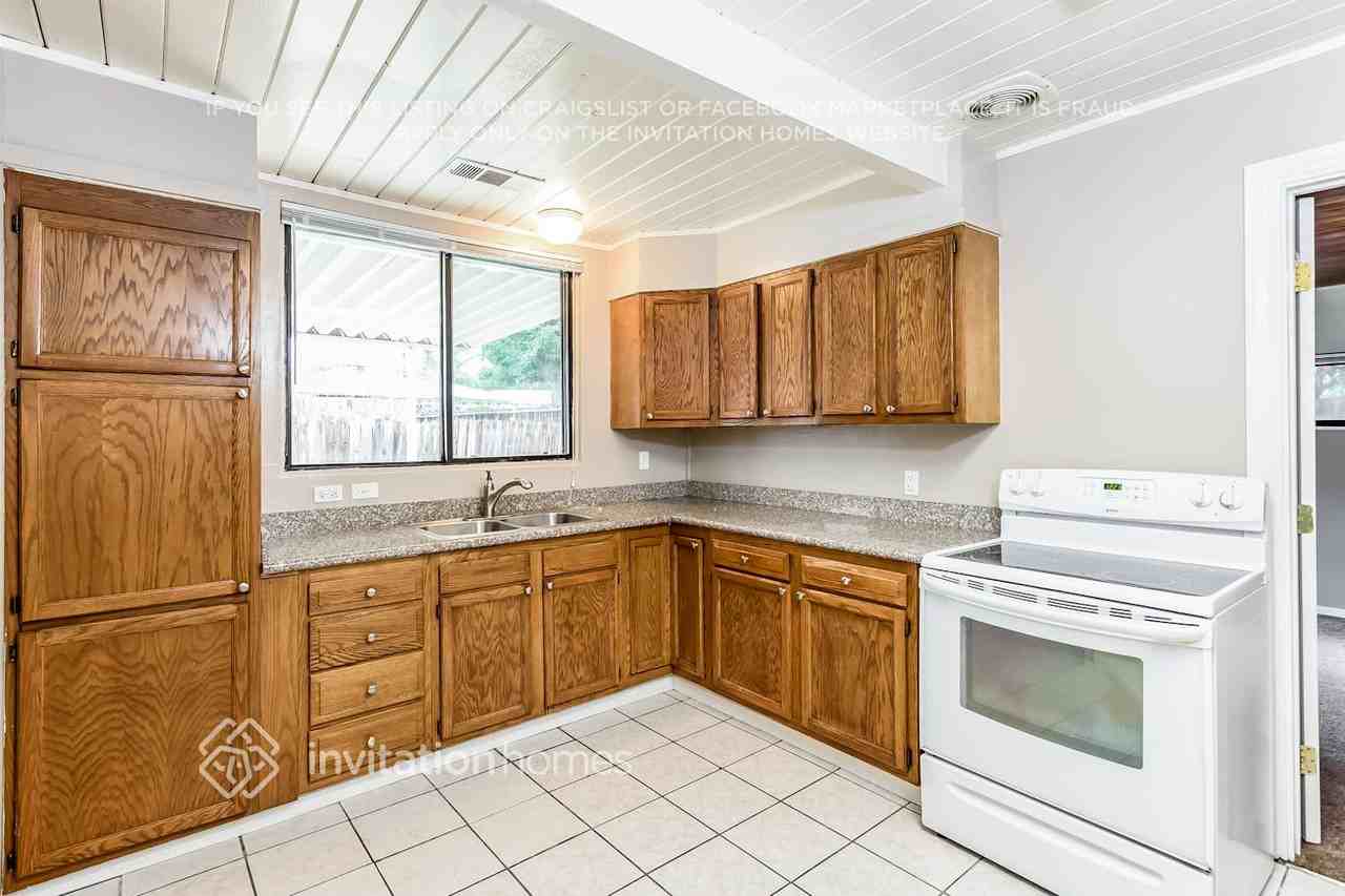 321 Brennan Ct - Photo 5 of 18