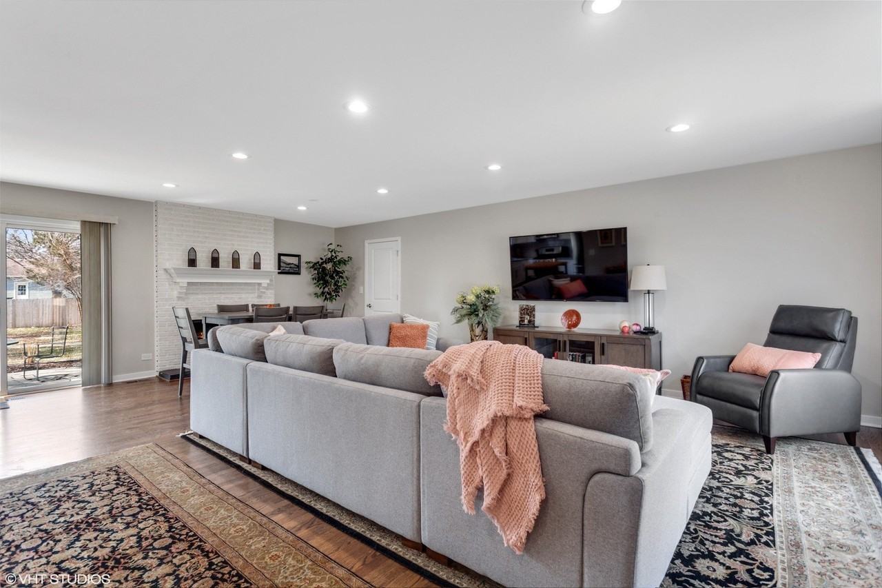 1915 Farmington Ct - Photo 3 of 30