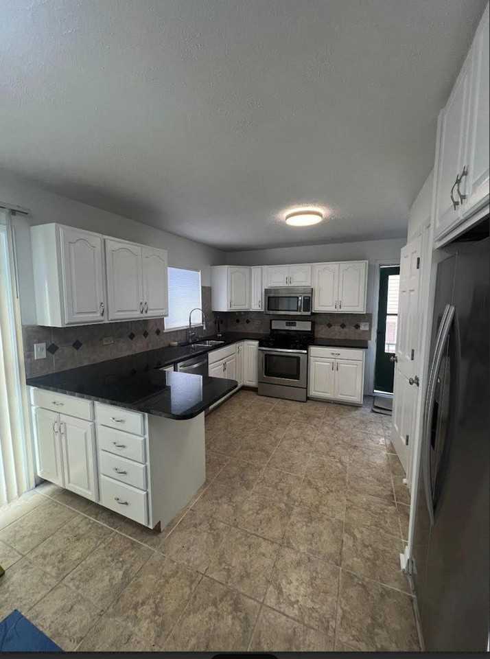 20564 N Elizabeth Ave - Photo 2 of 9