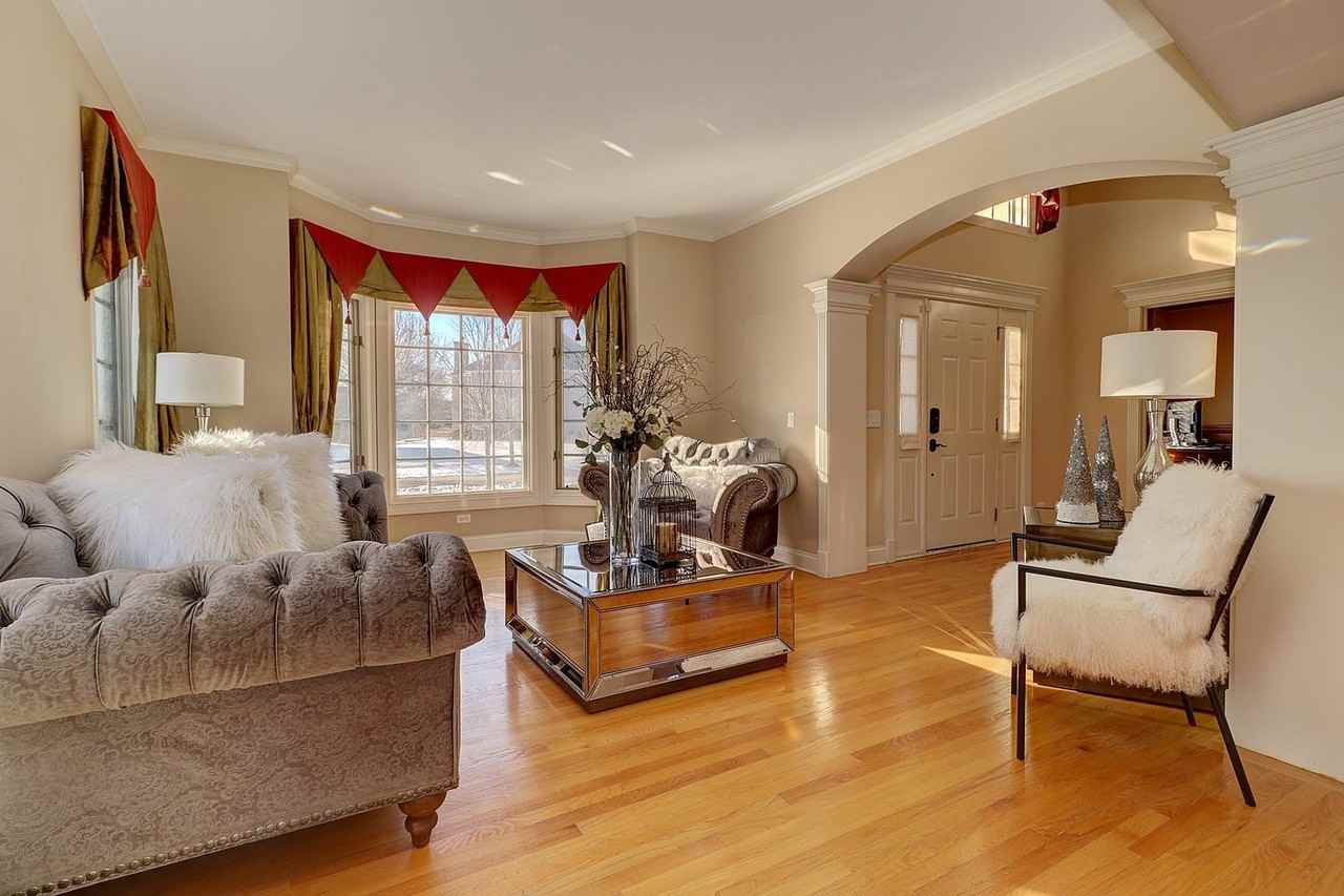 26025 Whispering Woods Cir - Photo 3 of 43